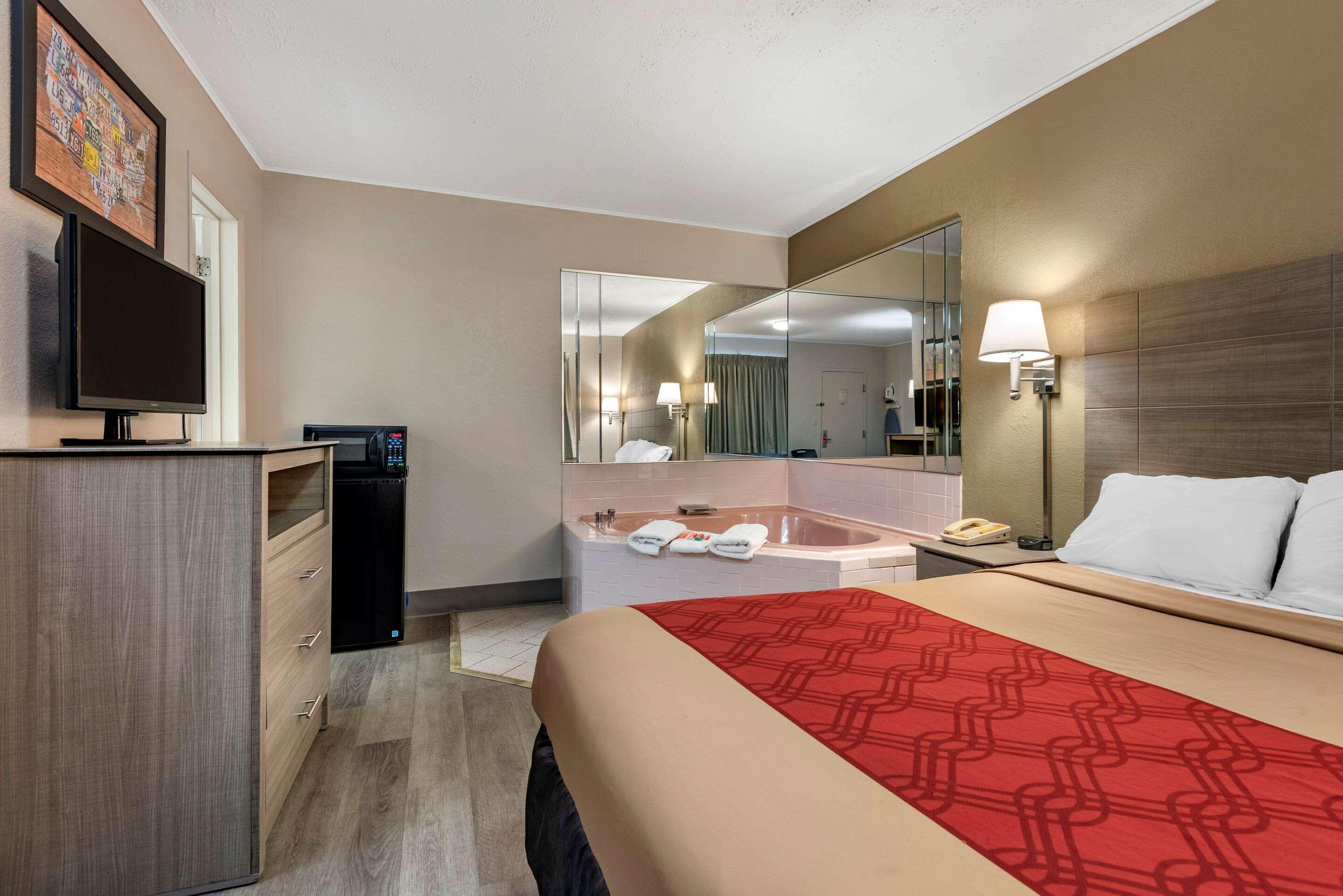 Econo Lodge Dewitt I-90 Экстерьер фото