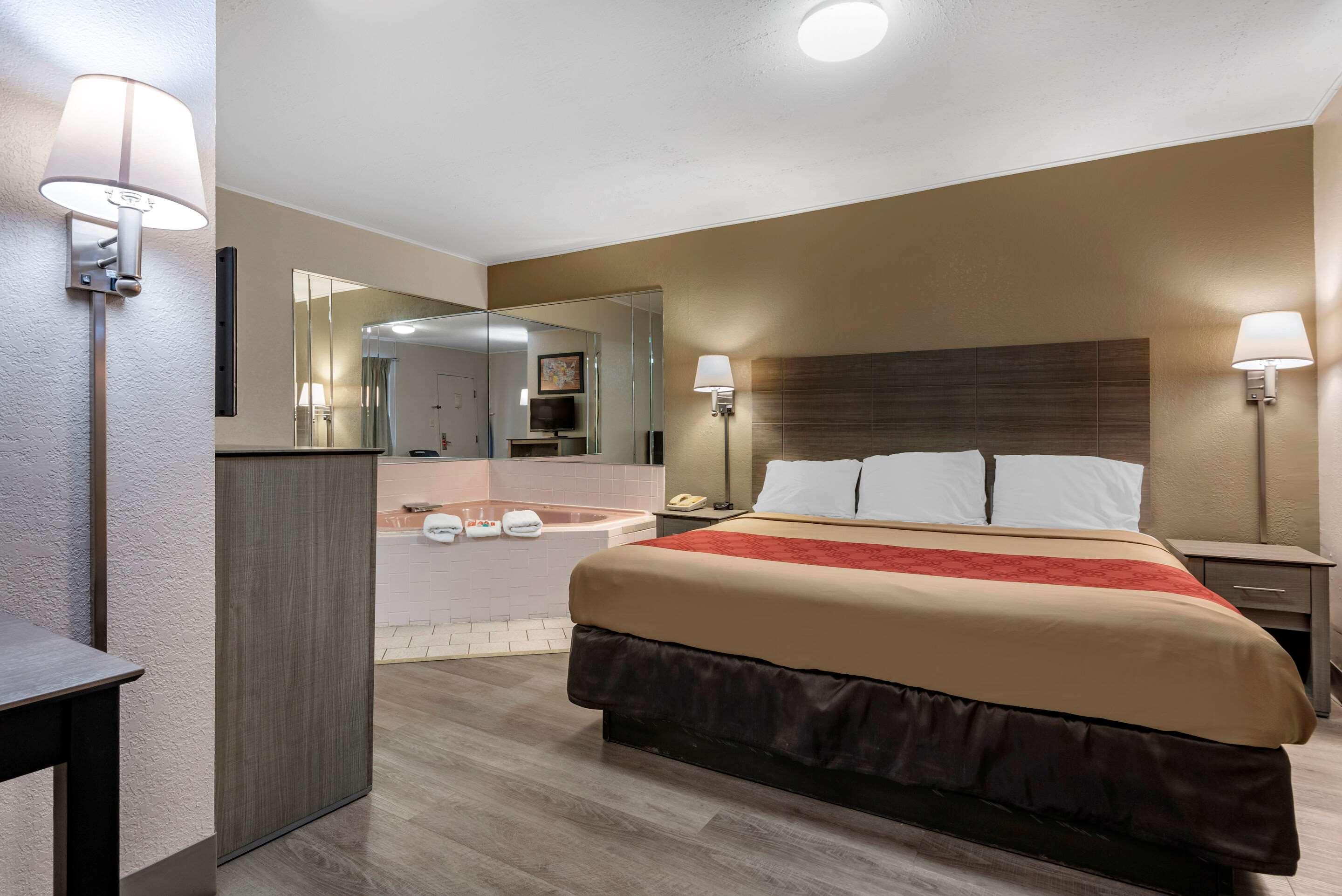 Econo Lodge Dewitt I-90 Экстерьер фото