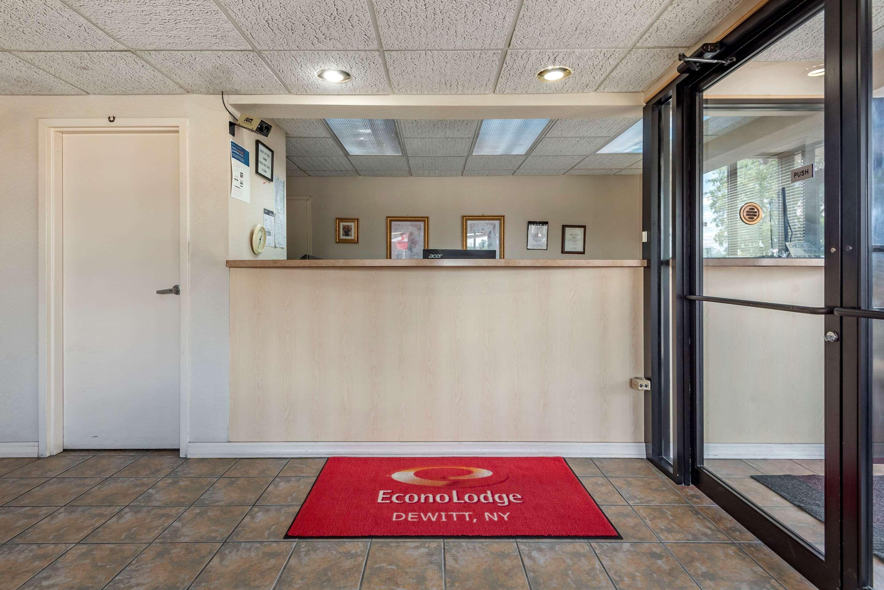 Econo Lodge Dewitt I-90 Экстерьер фото