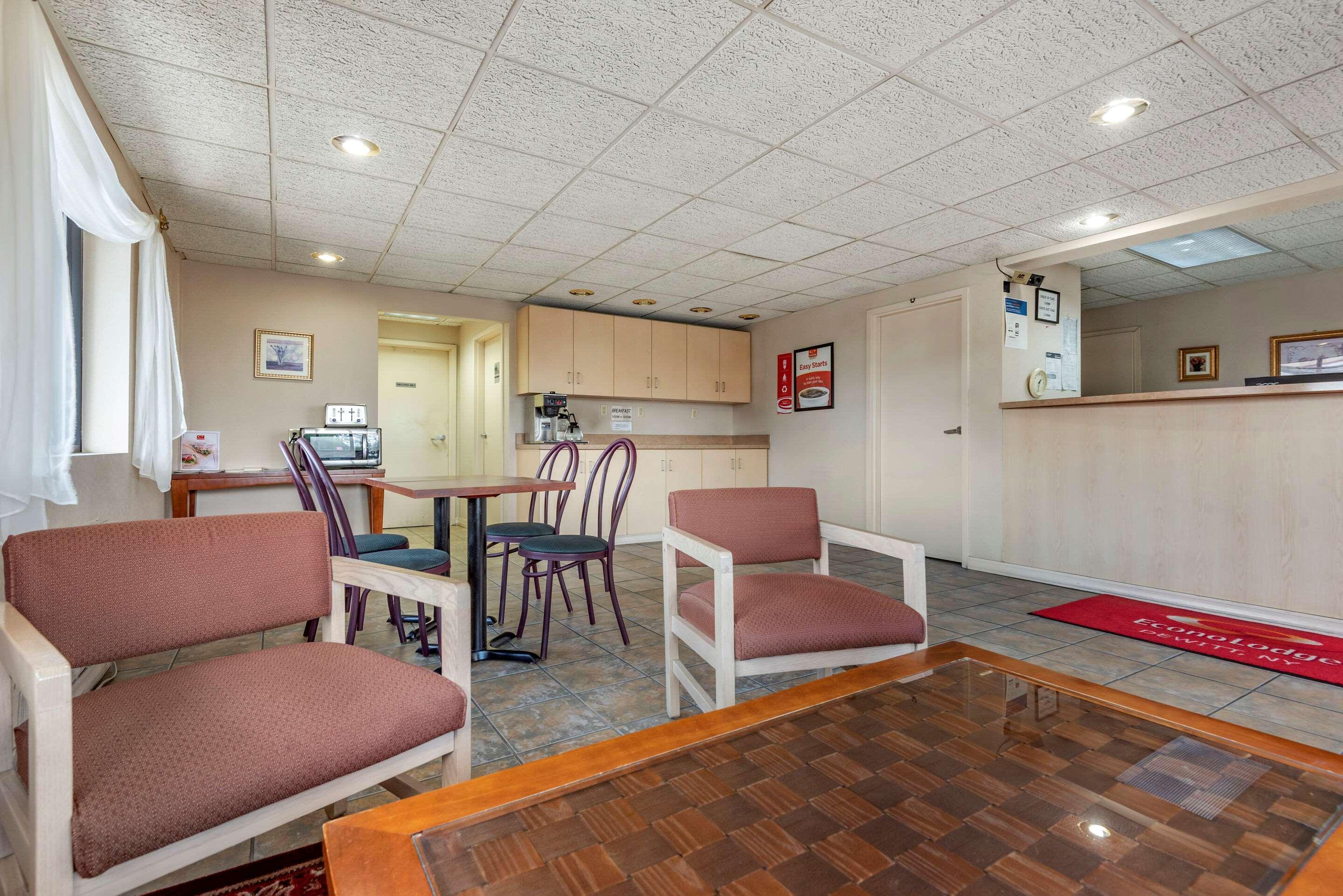 Econo Lodge Dewitt I-90 Экстерьер фото