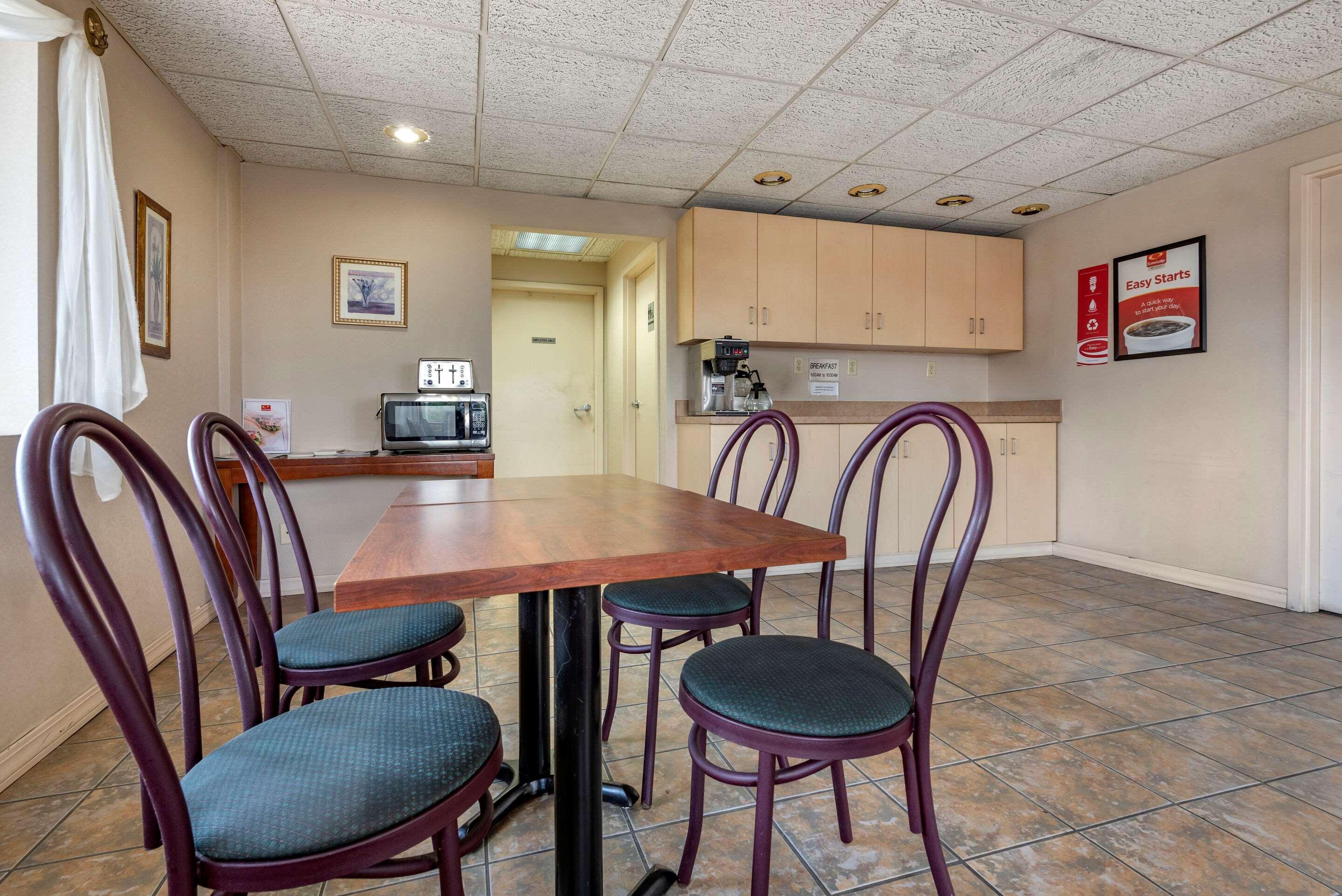 Econo Lodge Dewitt I-90 Экстерьер фото