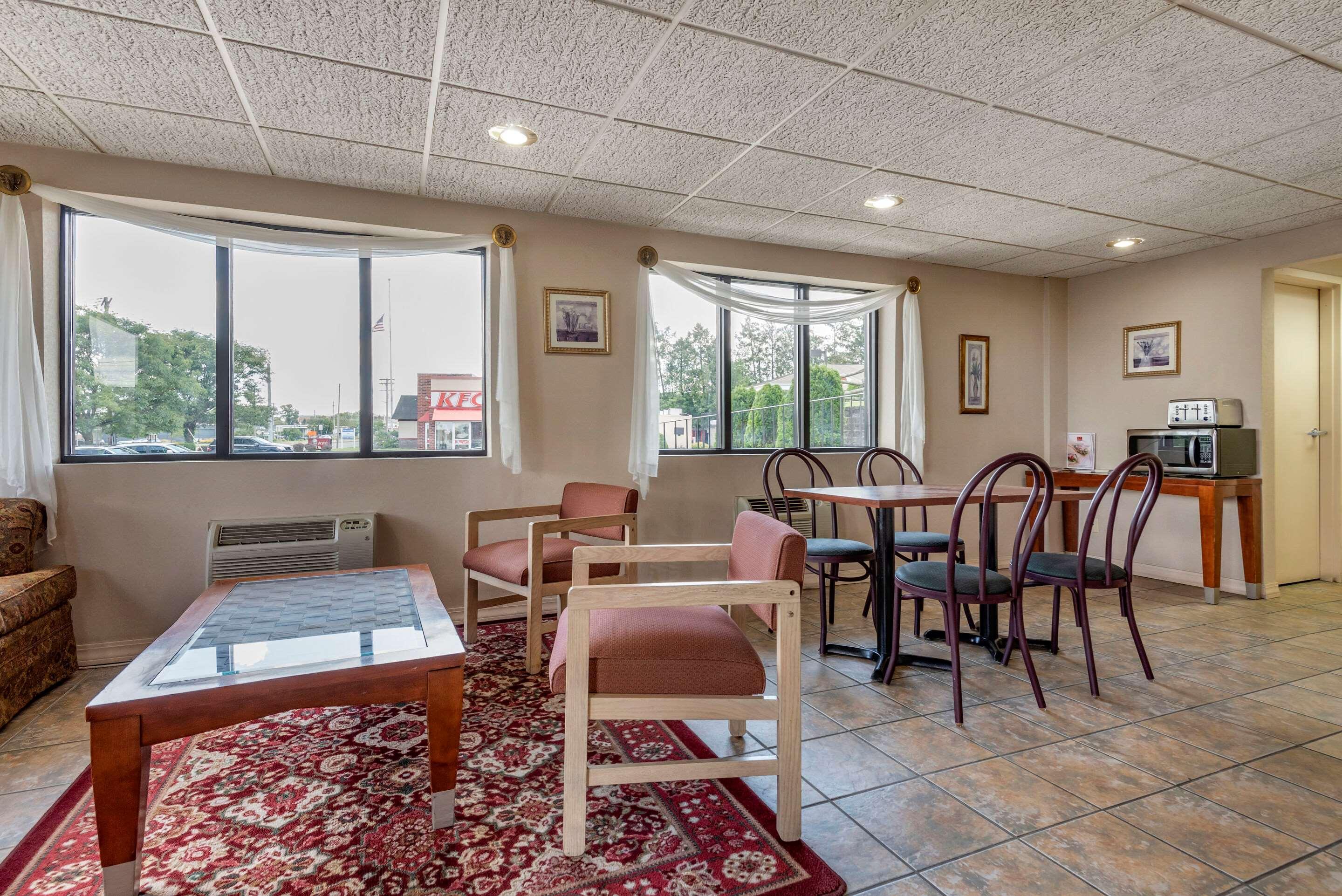 Econo Lodge Dewitt I-90 Экстерьер фото